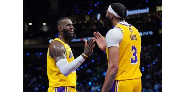 Los Angeles Lakers ganan el primer trofeo de campeonato de mitad de temporada en la historia de la franquicia Los Angeles Lakers ganan el primer trofeo de campeonato de mitad de temporada en la historia de la franquicia
